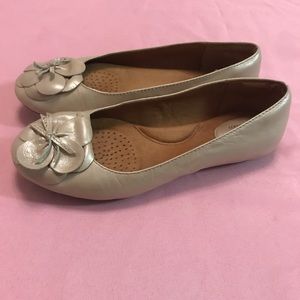 Clarks Artisan flats, sized 6.5, cream color.
